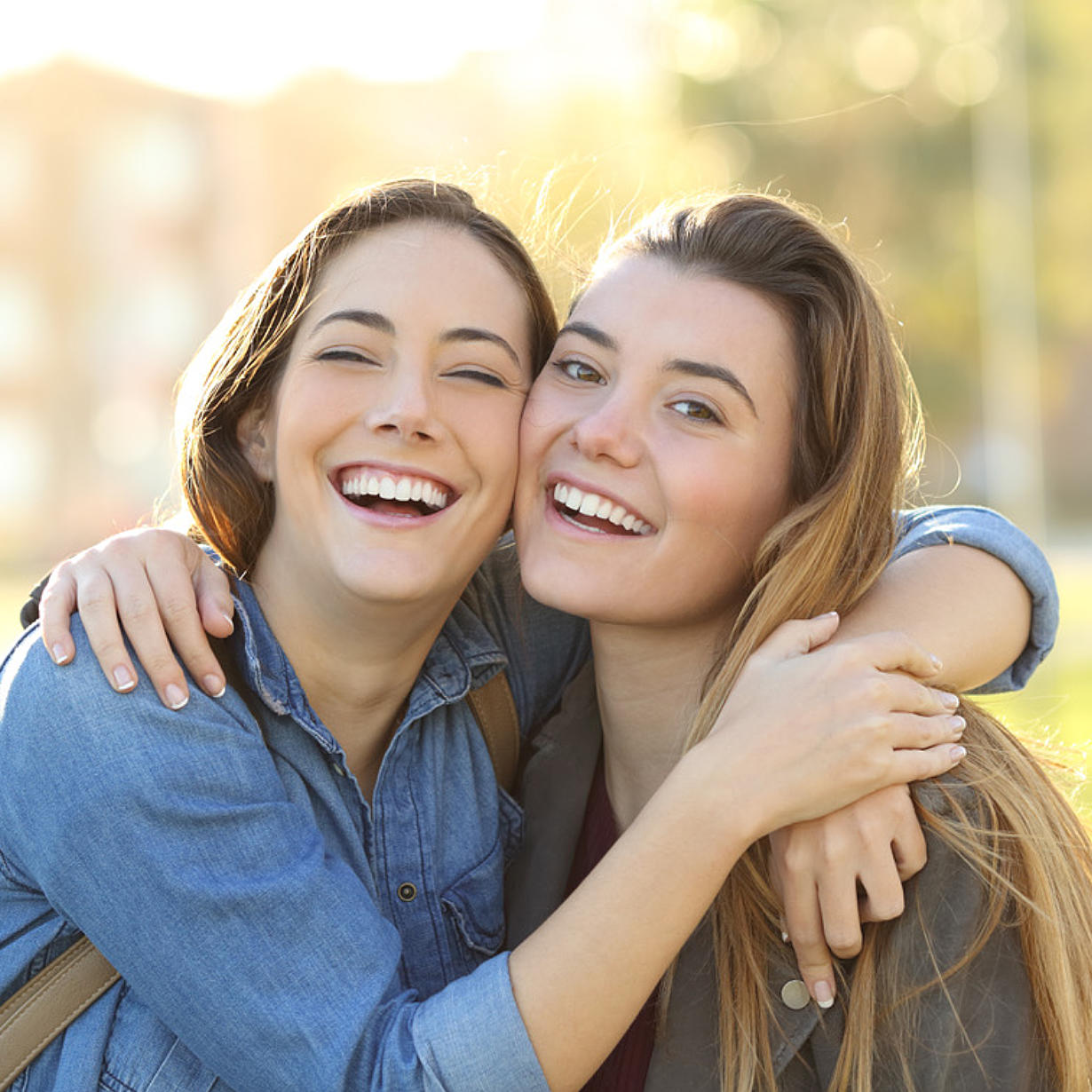 Zwei junge Frauen umarmen sich